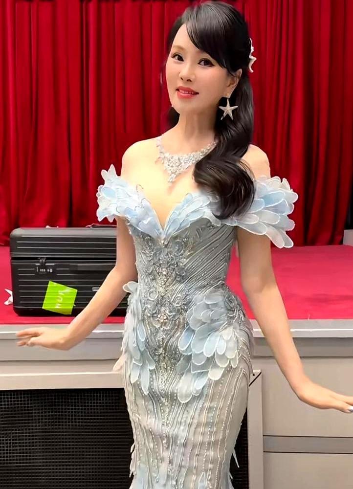 伊能静抱怨秦昊对狗都比对她有耐心，秦昊直接一句怼回去：因为它话没你那么多。
 