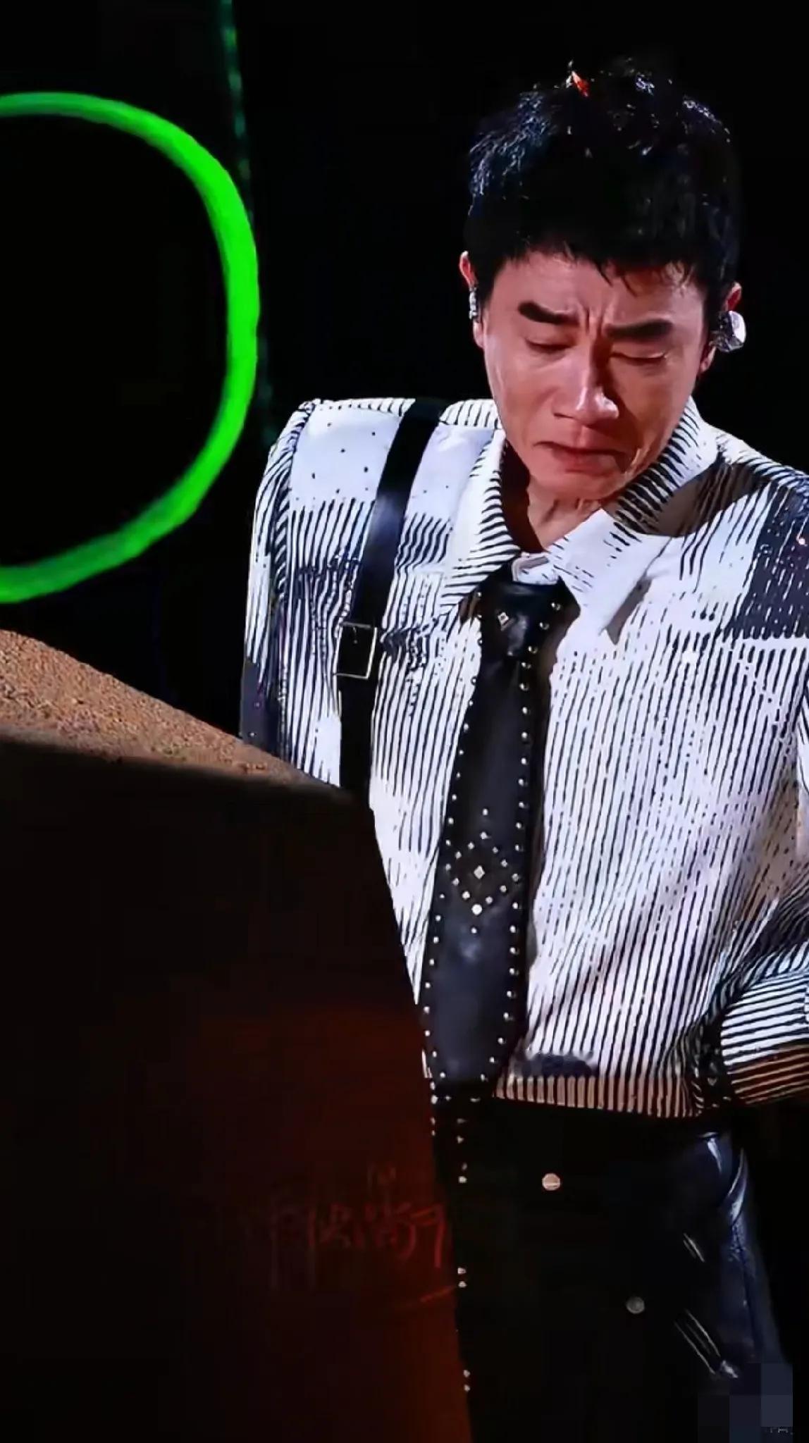 我问了行业的朋友，
陈小春的演唱会事故有多严重？
他沉默了一会说，这不是退票的问