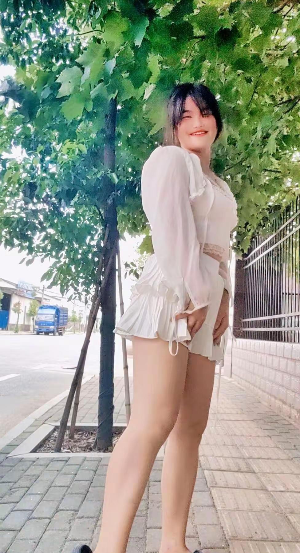 不知哪个路口是否有一盏灯等着我。在下。只是一个无家可归的人。