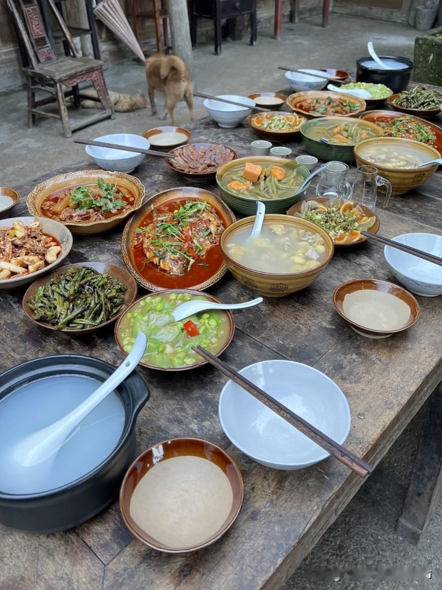 早晨起床给爸妈盛一碗热粥，听他们唠叨两句；下班回到家陪孩子写作业，有空闲顺手做饭