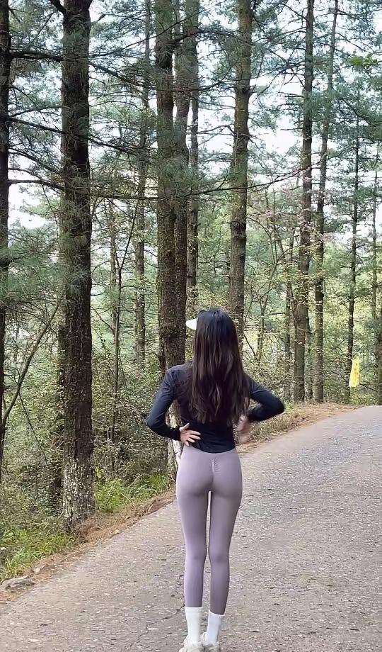 林中空气真好，锻炼加倍快乐！室内锻炼和室外还是有很大的区别，还是室外运动更加的快