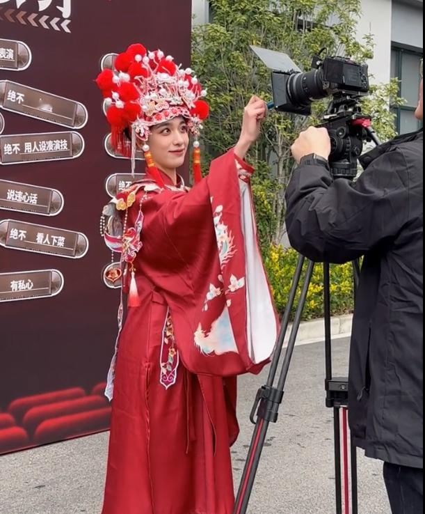 钟丽丽戏服造型  分分钟散发精彩的戏剧感，看钟丽丽无限超越班戏服路透越来越期待观