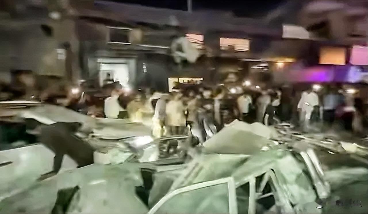 宰牲节前夜，加沙城西部挤满避难的平民，以军无预警空袭一栋建筑，一名正与家人购物的