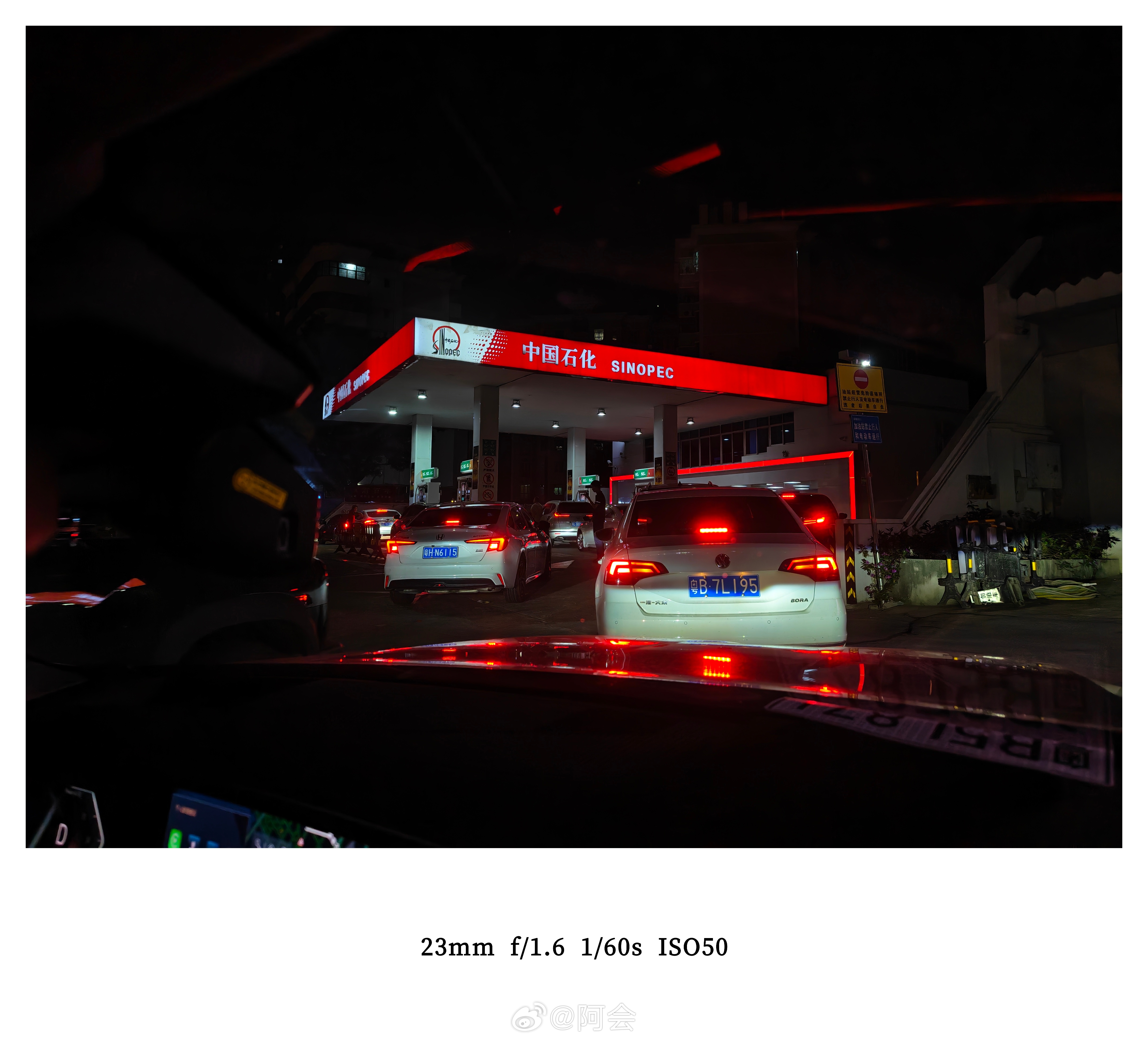 听说明天油价大涨，这也开堵了要是现在大家都用上了比亚迪，配合闪充，没准压根都不需