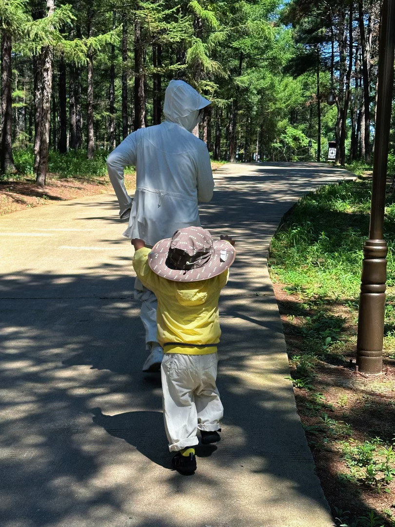 东北立秋之后的温度简直太舒服，有太阳但是可以穿得住防晒服和帽子。KK树的小黄防晒