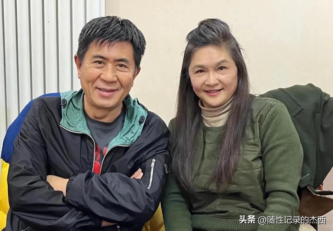 岁月不饶人啊，当年的美女和帅哥，现在也都成为了普通的大爷大妈了。左边的大多数人可