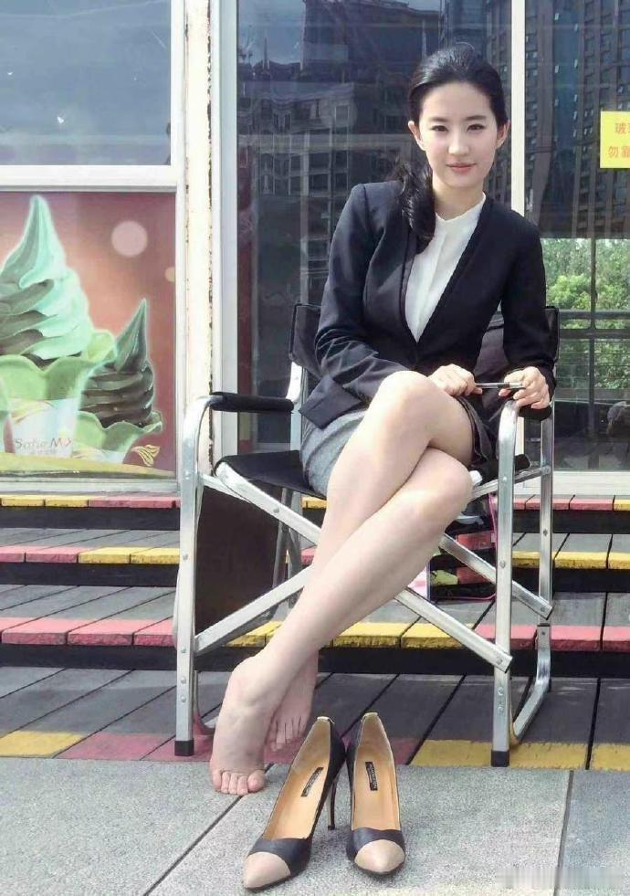这种衣服也就只有刘亦菲穿像财阀千金，别人都像房产中介吧… 