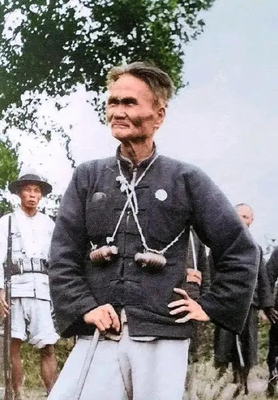 抗日老英雄胡祝南，广东中山人，胸前最显眼的地方就是挂着两颗土制手雷，这是关键时候