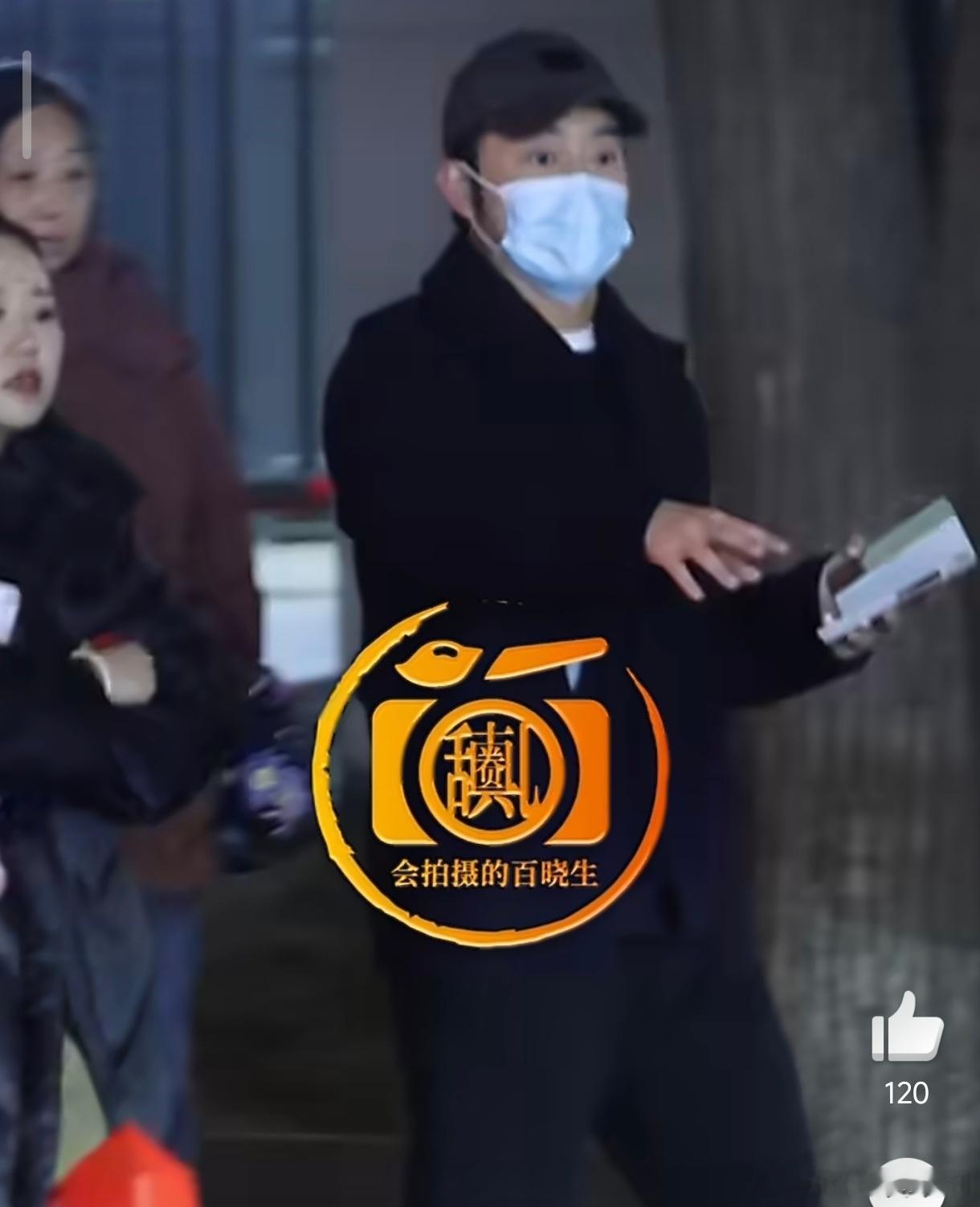 沙溢2026春晚彩排路透 有人拍到沙溢现身2026春晚彩排路透了，今年沙哥又要跟