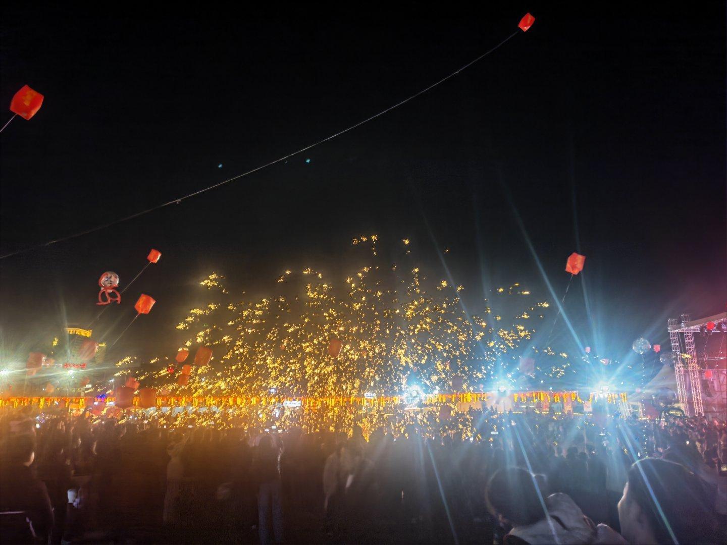 铁水飞溅的瞬间，像把星空打翻在人间！金红的火星噼啪作响，照亮了整个夜空，每一粒都