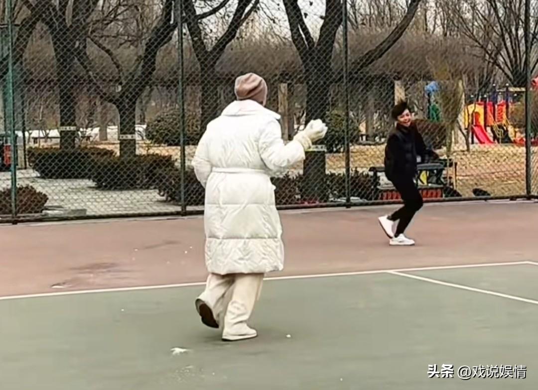 张兰带孙子箖箖回北京，俩人开心打雪仗！
3月5日，张兰晒出一则视频，内容称她今天