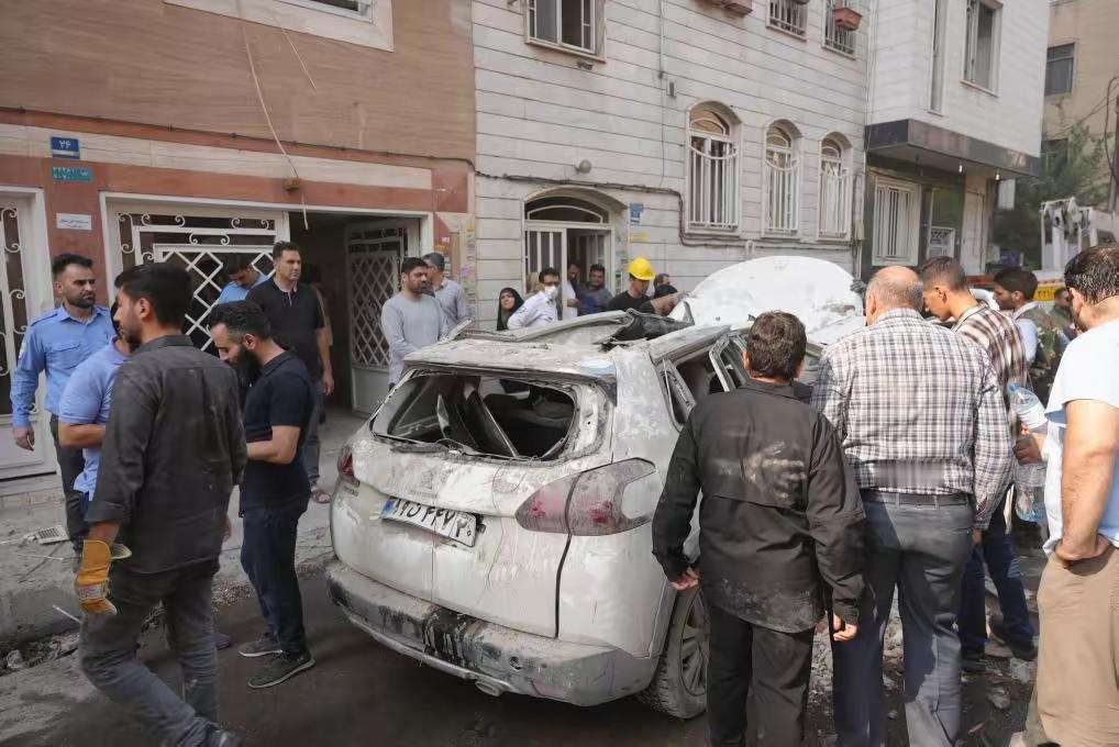 伊朗首都突发爆炸声 6万件走私武器截获事件引发地区局势紧张。

当地时间1月17