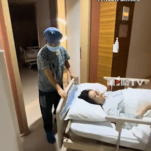 浙江，一妻子被出产房时，丈夫第一时间上去关心，可就在众人快要走时，护士却在后面焦