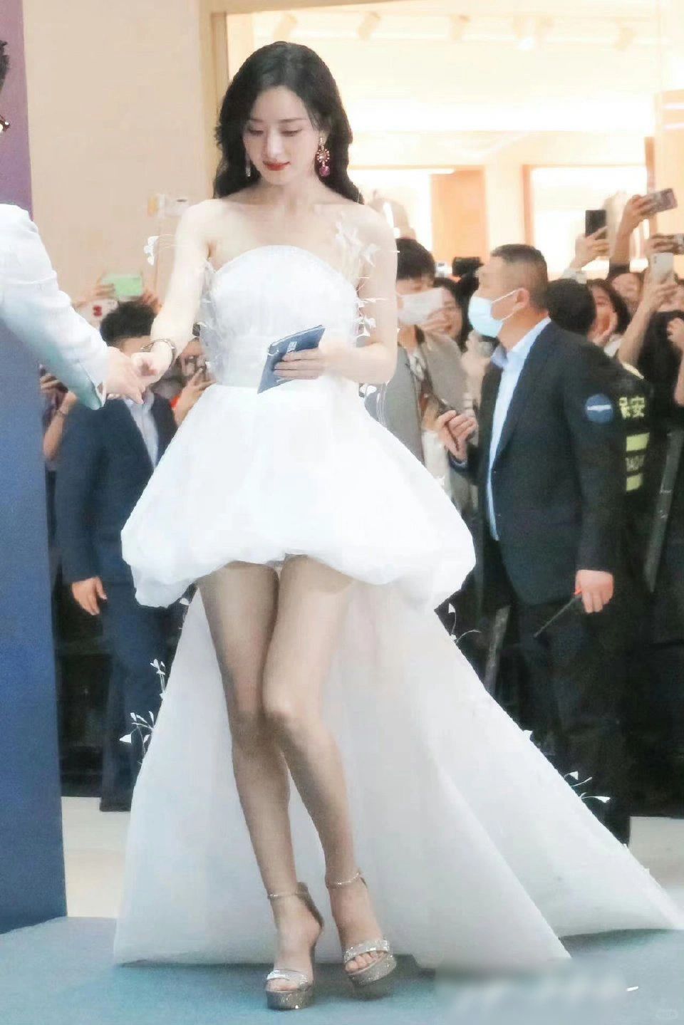 赵丽颖拖尾裙造型又美上热搜，但鞋才是亮点