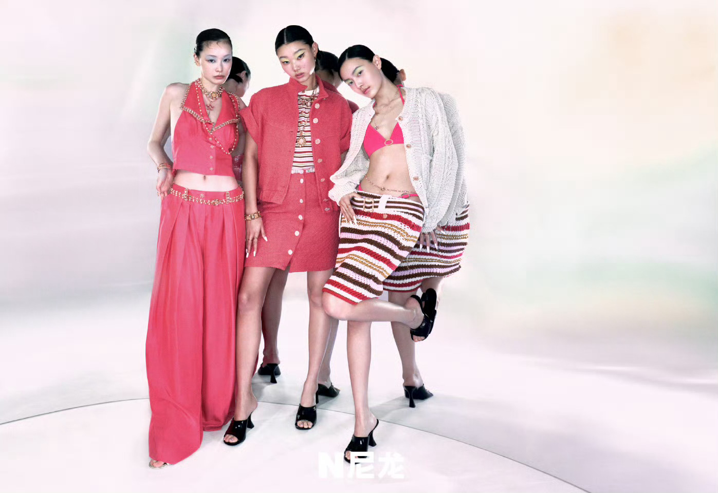 NYLON尼龙十一月刊亚洲超模破次元同框在 NYLON 十一月刊的失序童话中，她