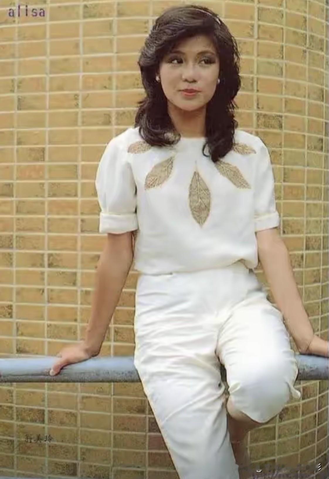 🧡永远的翁美玲👇
一身白衫倚栏而坐，眉眼间既有少女的娇俏，又藏着几分温柔。世