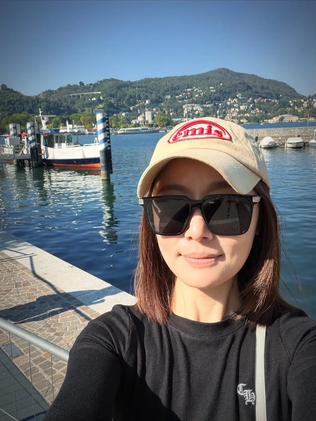 林心如晒与妈妈合照做了妈妈也是女儿，陪妈妈同游晒合照，同款酒窝的母女两好甜！林心