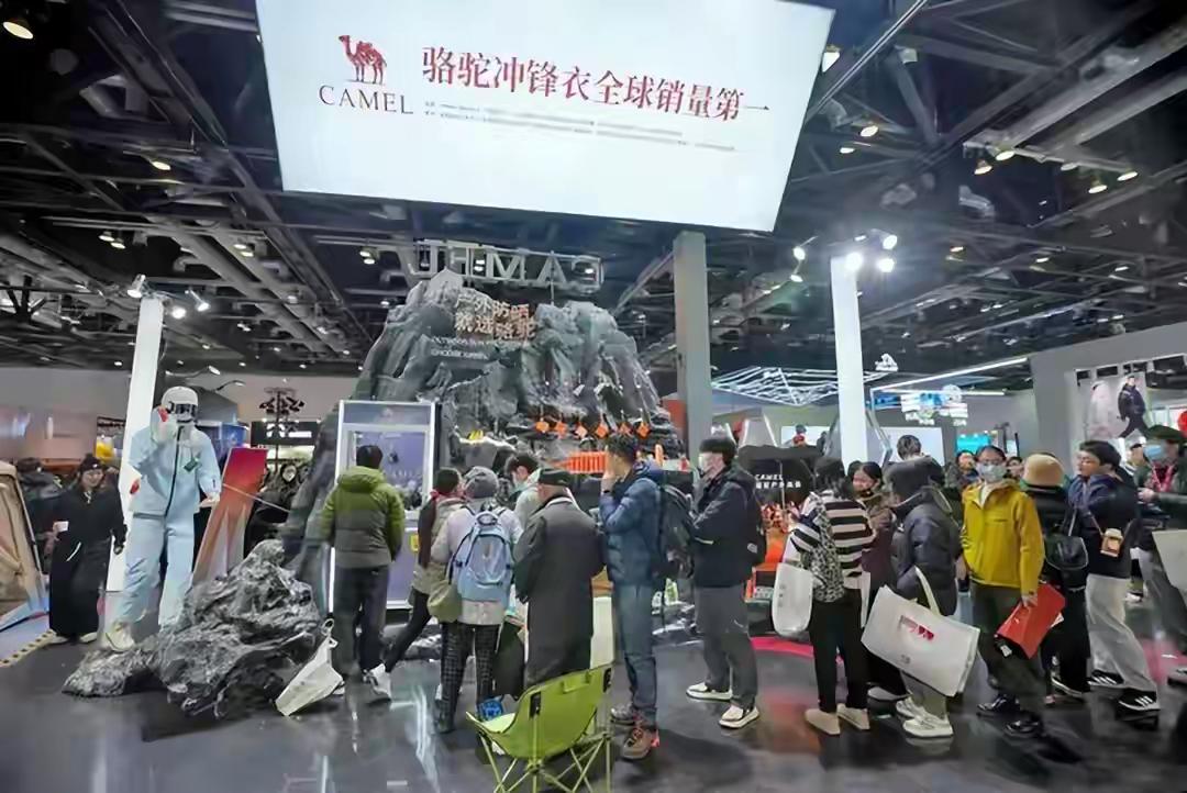 广州一对父子太牛了！靠卖百元冲锋衣狂销56亿，还把“爸爸辈”的骆驼牌做成年轻人新