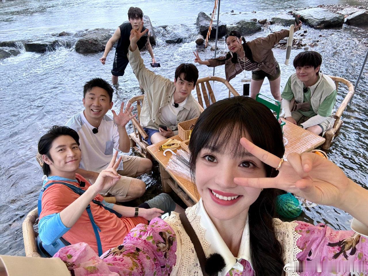 #女推团转发助力田曦薇寻宝藏# 女推团一起为小田加油，这样的友情真的太美好了，看