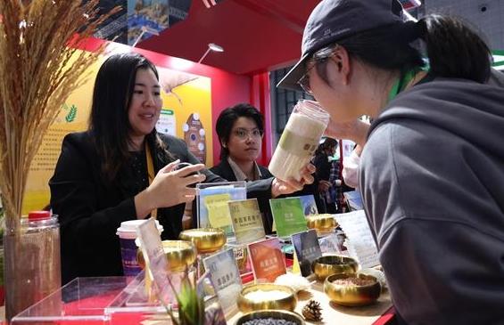 50年了，泰国国王来到了中国，西方阴谋破产！泰国国王可是有实权，管着军队、管着国