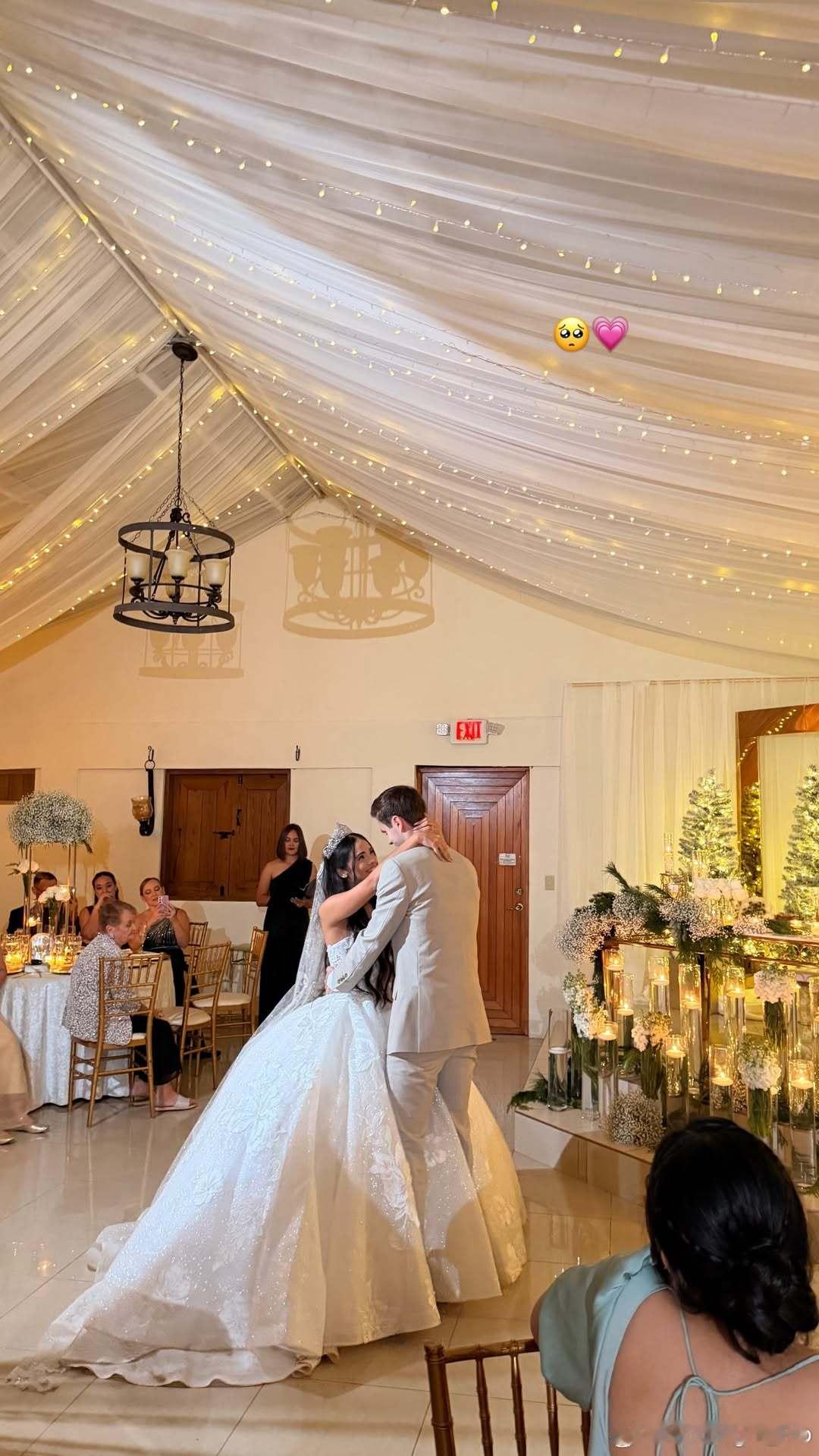 梅拉妮·迪亚兹婚礼进行时高桥·布鲁娜、阿德里安娜·迪亚兹👗📷 