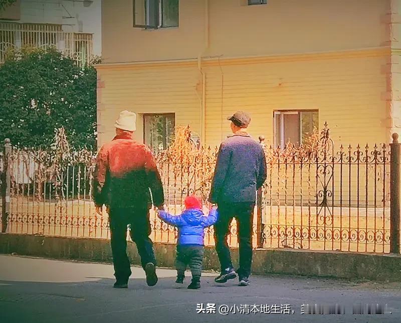 人老了，有儿女和有钱哪个更幸福，这真是个让人纠结的问题。
邻居张阿姨摔了一跤住院