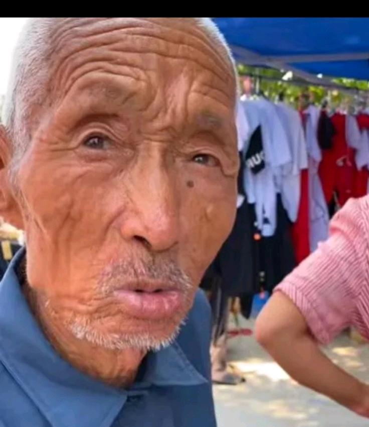河南，一七旬孤寡老人想用5块钱买一件马甲，可老板非7块不卖，就在老人手足无措的时