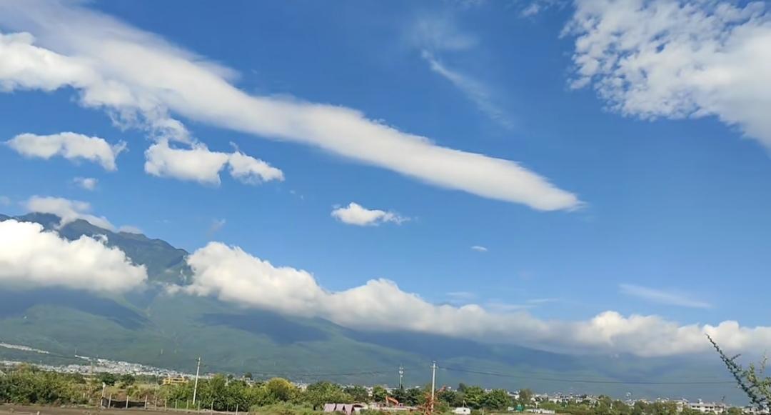 一缕轻云，是风在碧空画下的第一个逗点。
随手拍分享美好瞬间