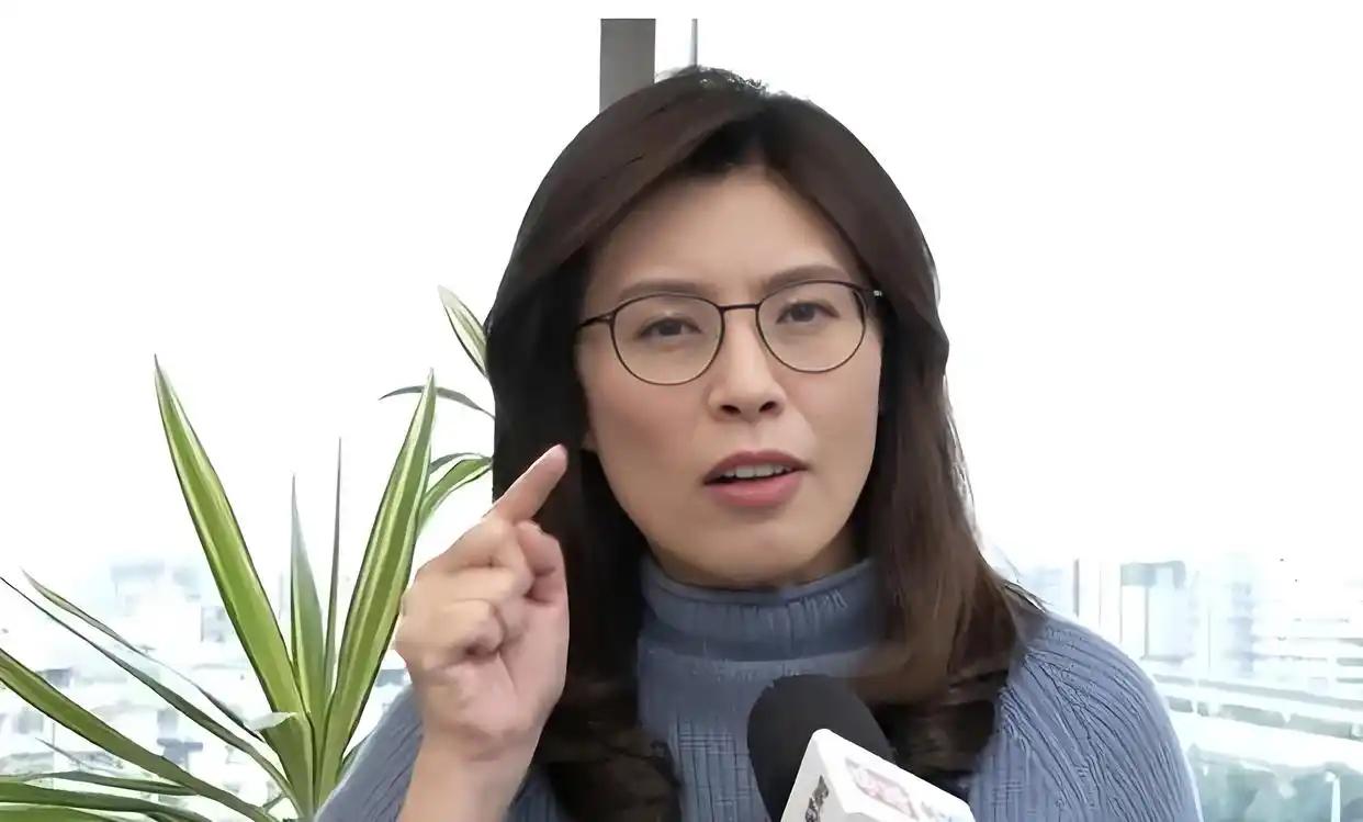 [浮云]要我说，两千多万台湾人，最勇敢的人不是邱毅，洪秀柱，郁慕明，也不是高安国