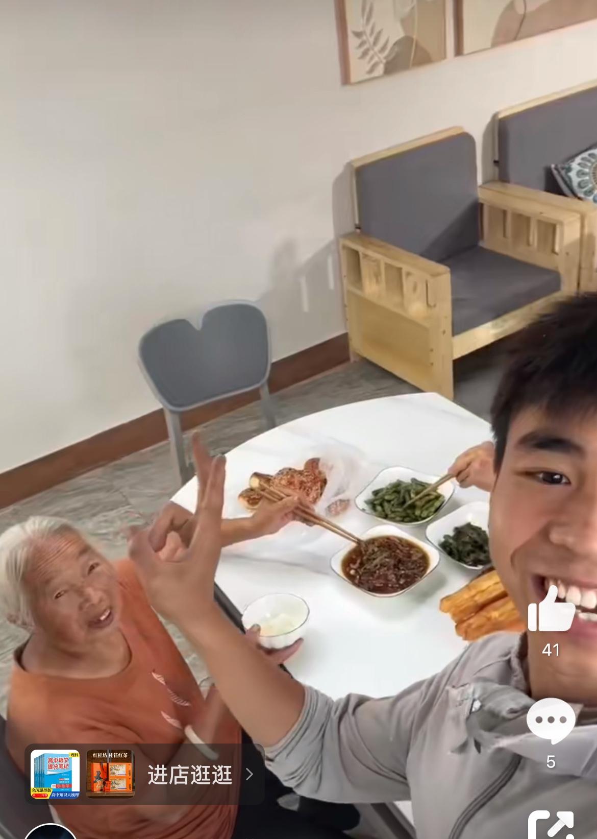 给爷爷奶奶爆改猪圈成客厅，这才是真孙子。爷爷奶奶连吃饭的客厅都没有，看起来很可怜