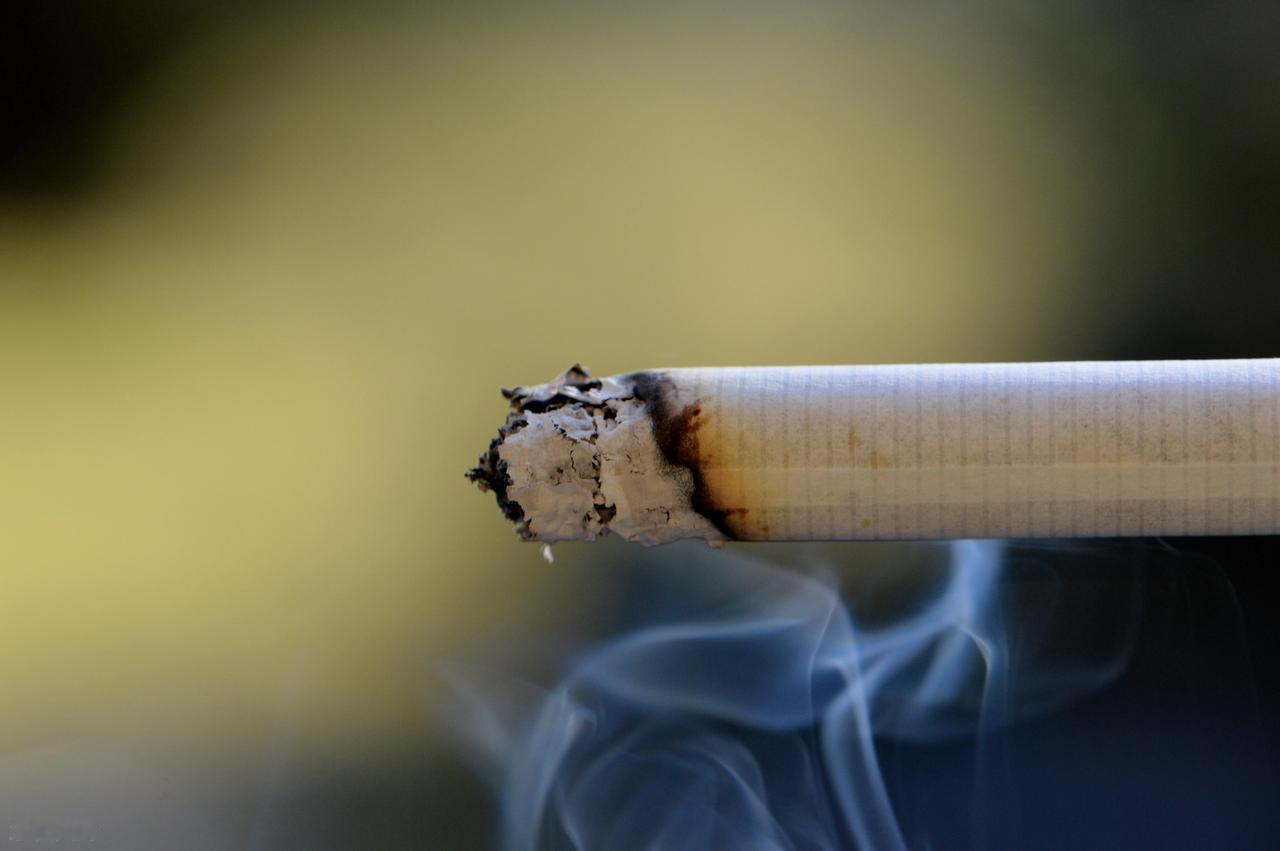 慢阻肺高发，二手烟是“帮凶”？医生：忽视3件事，肺功能易恶化

很多人以为，抽烟