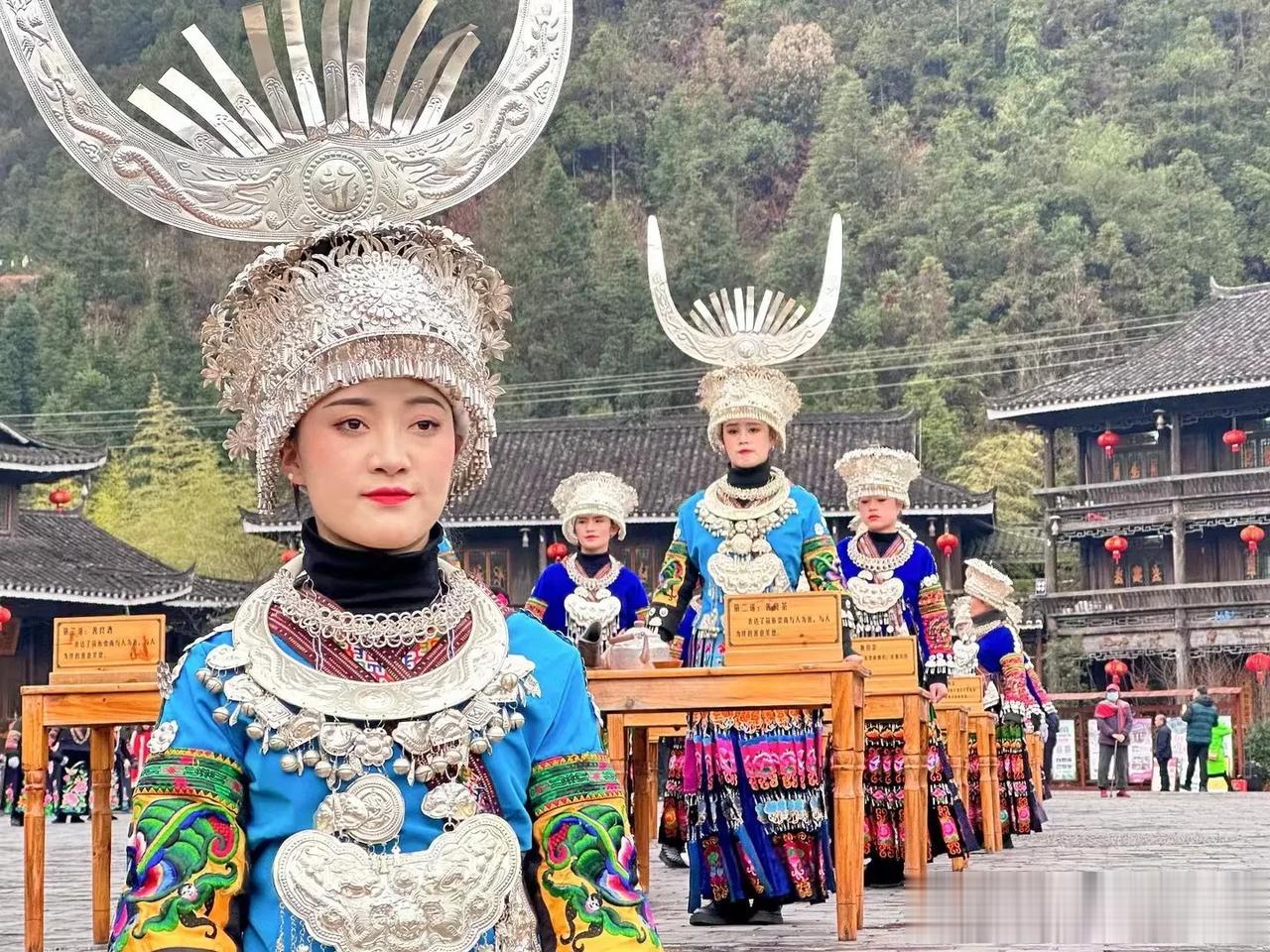 民族服饰千千万，我却最爱苗族的衣服，也太好看了，难怪人家都说苗族美女多，湾湾子总