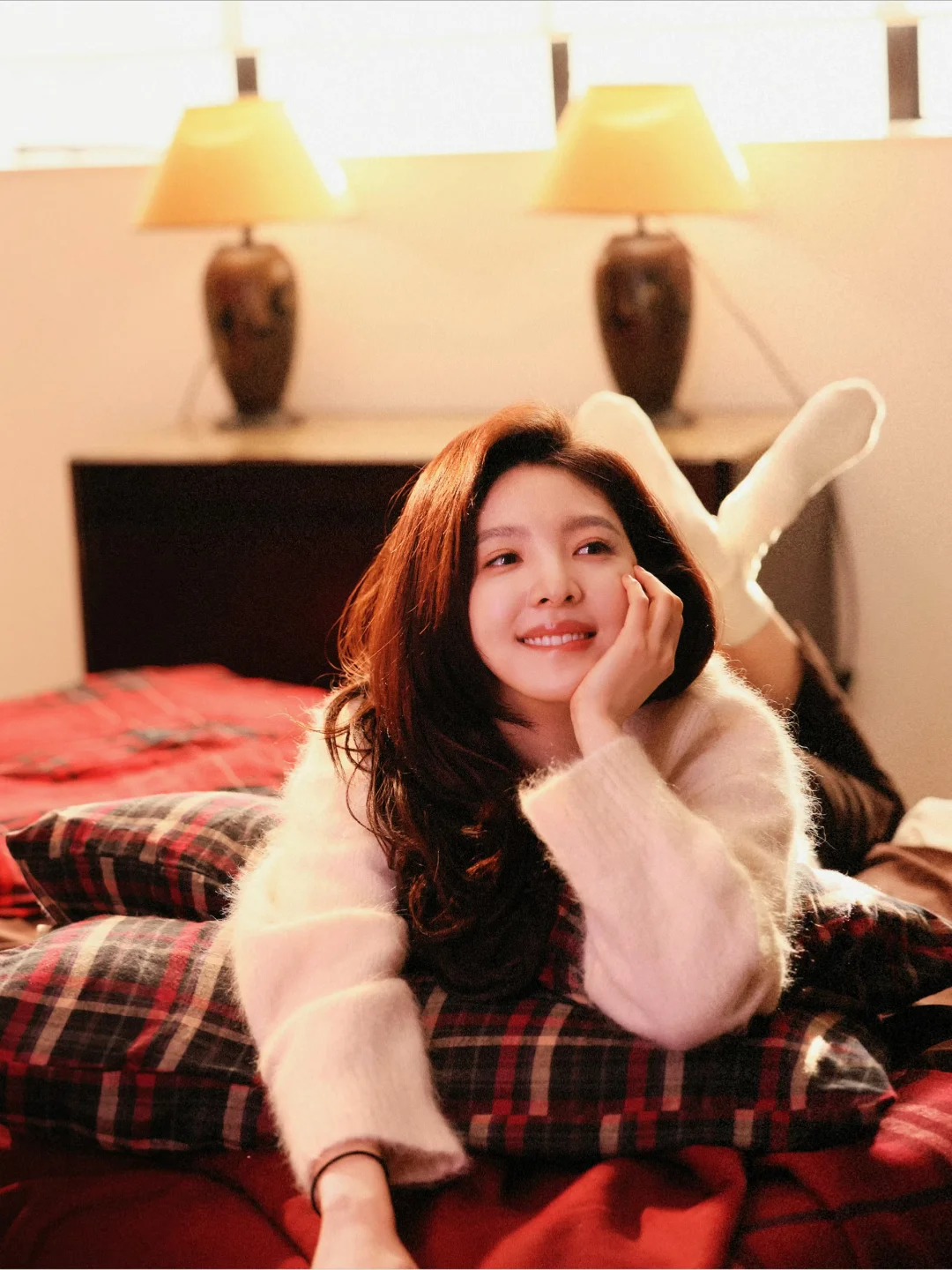 女星慵懒翘脚｜自在松弛感