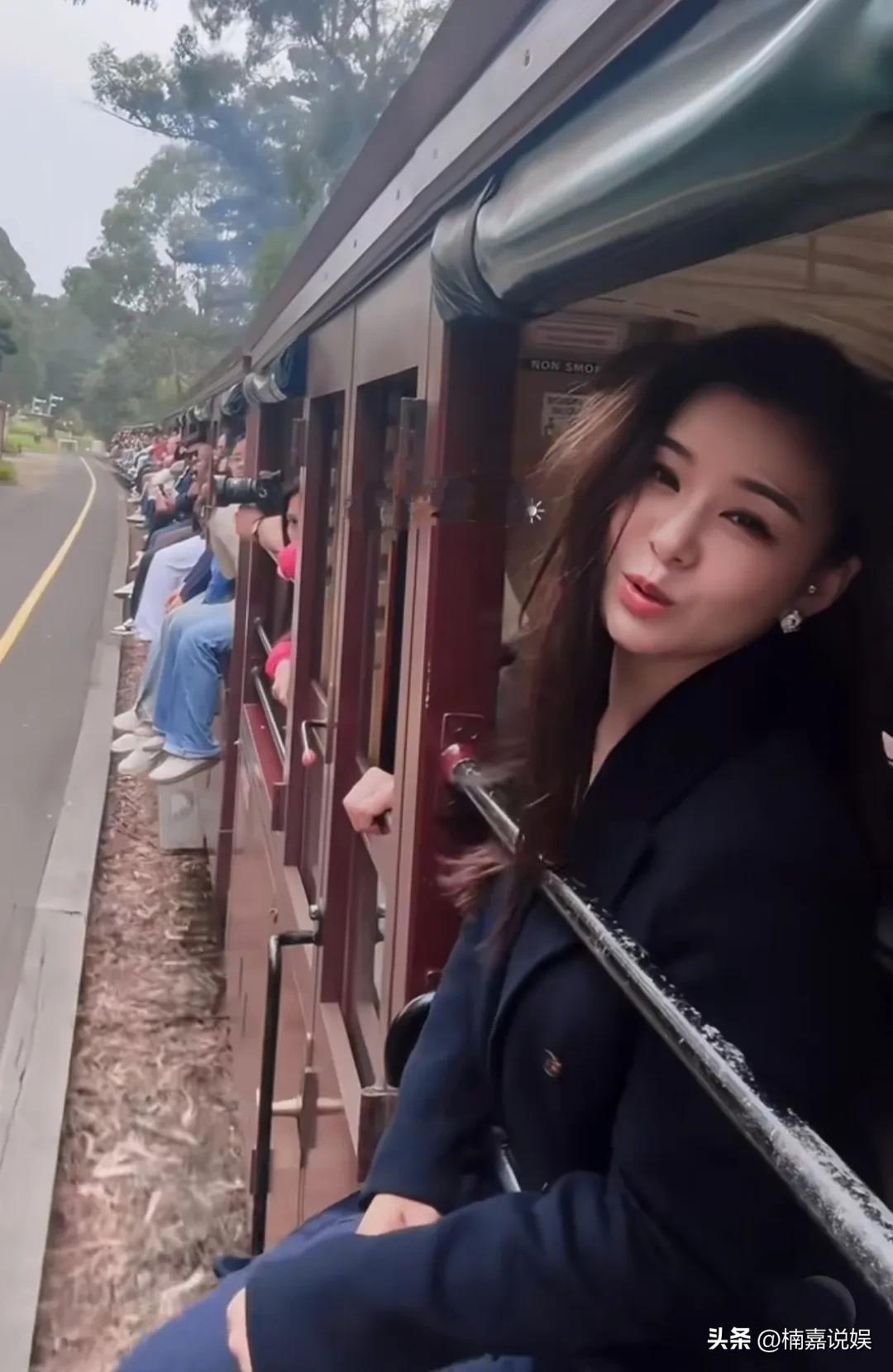 李小萌带着爸爸妈妈在澳大利亚墨尔本旅游，爸妈罕见出镜，才发现她长得好像妈妈啊！