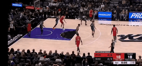 杨瀚森获悉心栽培明证，拓帅给他量身定制进攻战术。

阿夫迪亚外线持球，小杨上提佯