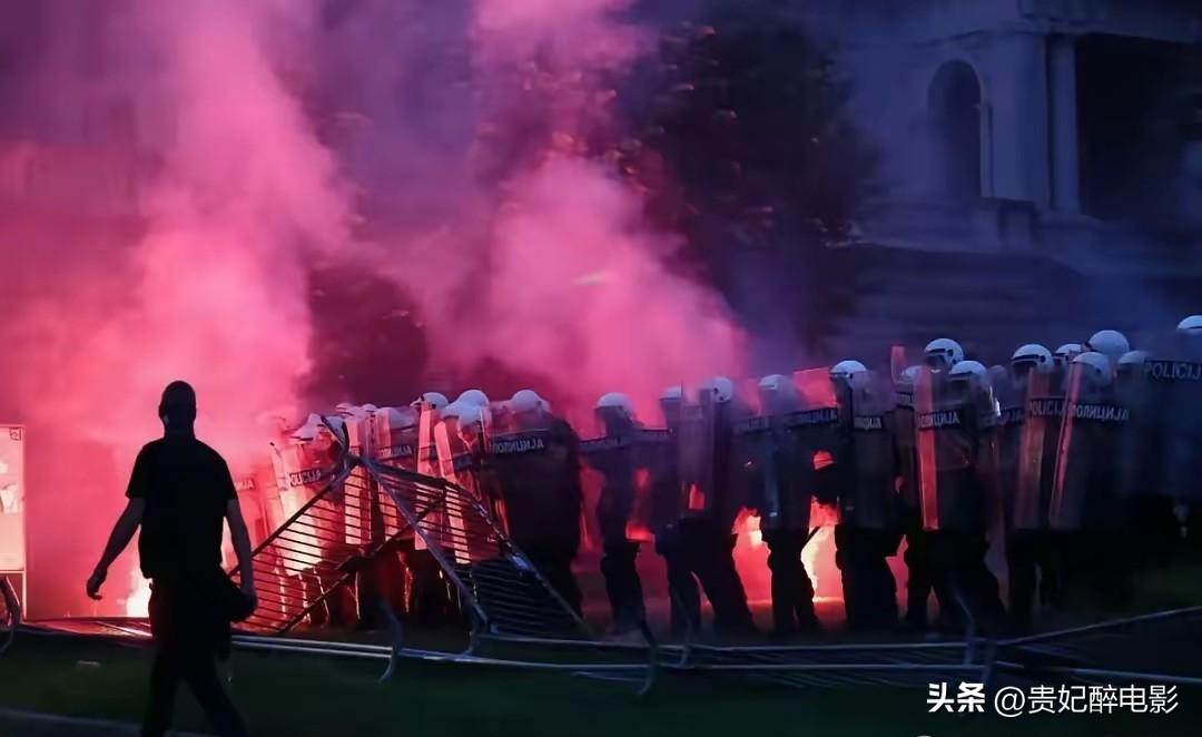 武契奇刚到中国，塞尔维亚国内就爆发了大规模抗议示威，要求武契奇下台并提前举行选举