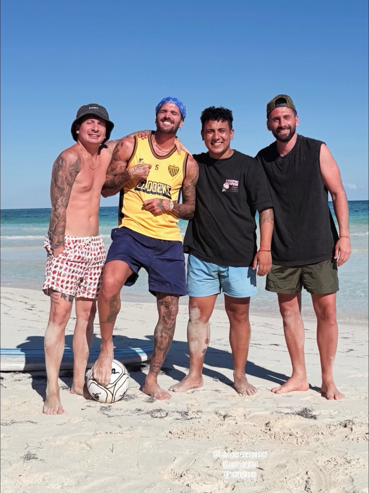 德保罗身穿球衣💛💙和朋友们在墨西哥享受假期的最后几天🏝️📸