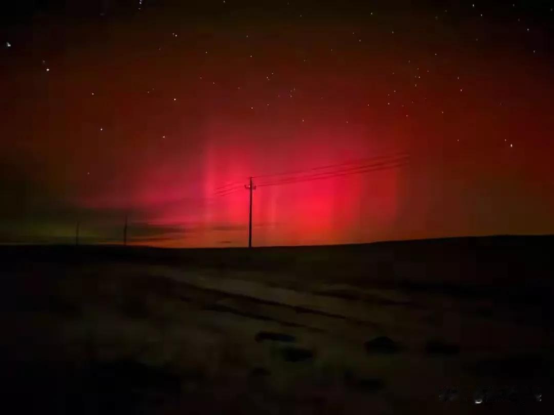 2025年11月12日晚上，太阳磁暴，焕发出很美丽的光芒，七彩斑斓，在内蒙古自治