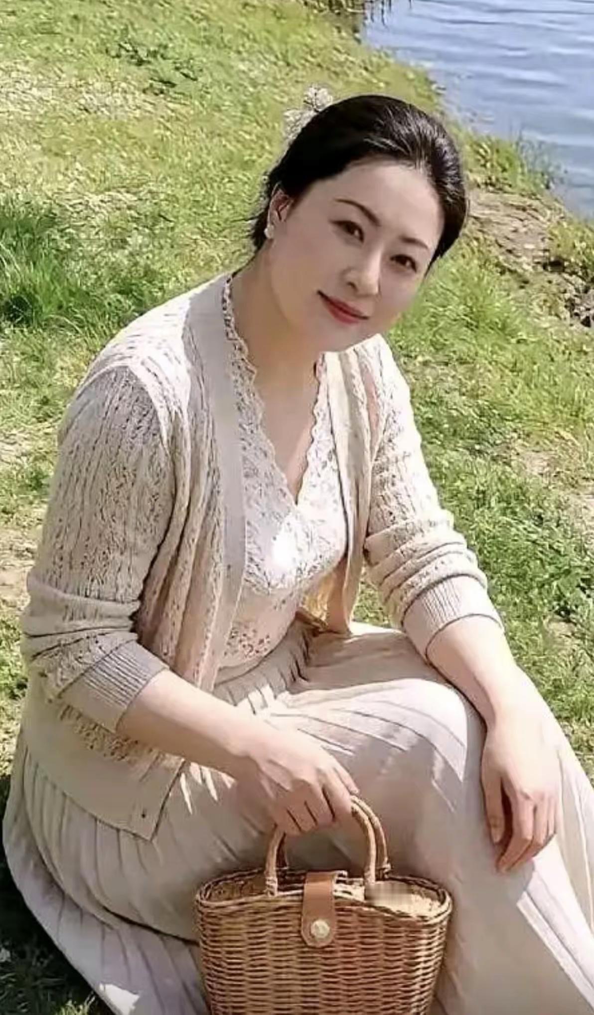 四块玉·知进退
明进退，知分寸，
世事从容不劳身。
男儿有志当勤奋，
倦则眠，奋