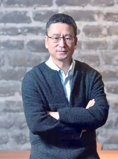 “央视一哥”白岩松：病痛折磨让他暴瘦50斤，连续四五个月，几乎每晚都睡不着觉，精
