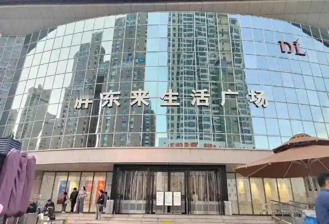 以为胖东来房东赚翻了？别急着骂！2.3万平一年2400万租金真相曝光，每天每平不