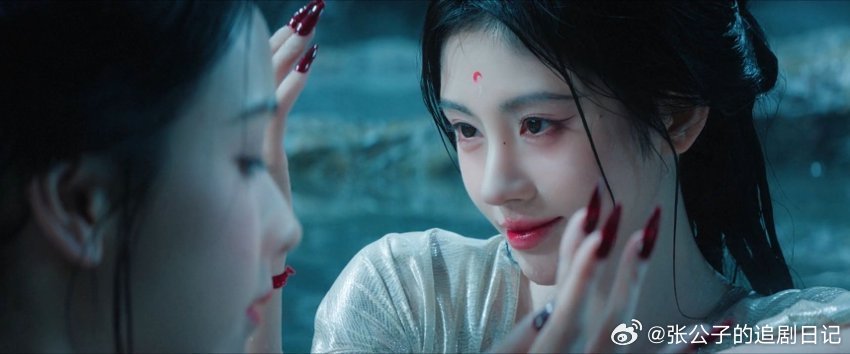 月鳞绮纪有自己的青蛇白蛇把青白蛇的韵味完美复刻到双狐身上，鞠婧祎陈都灵同框即绝杀