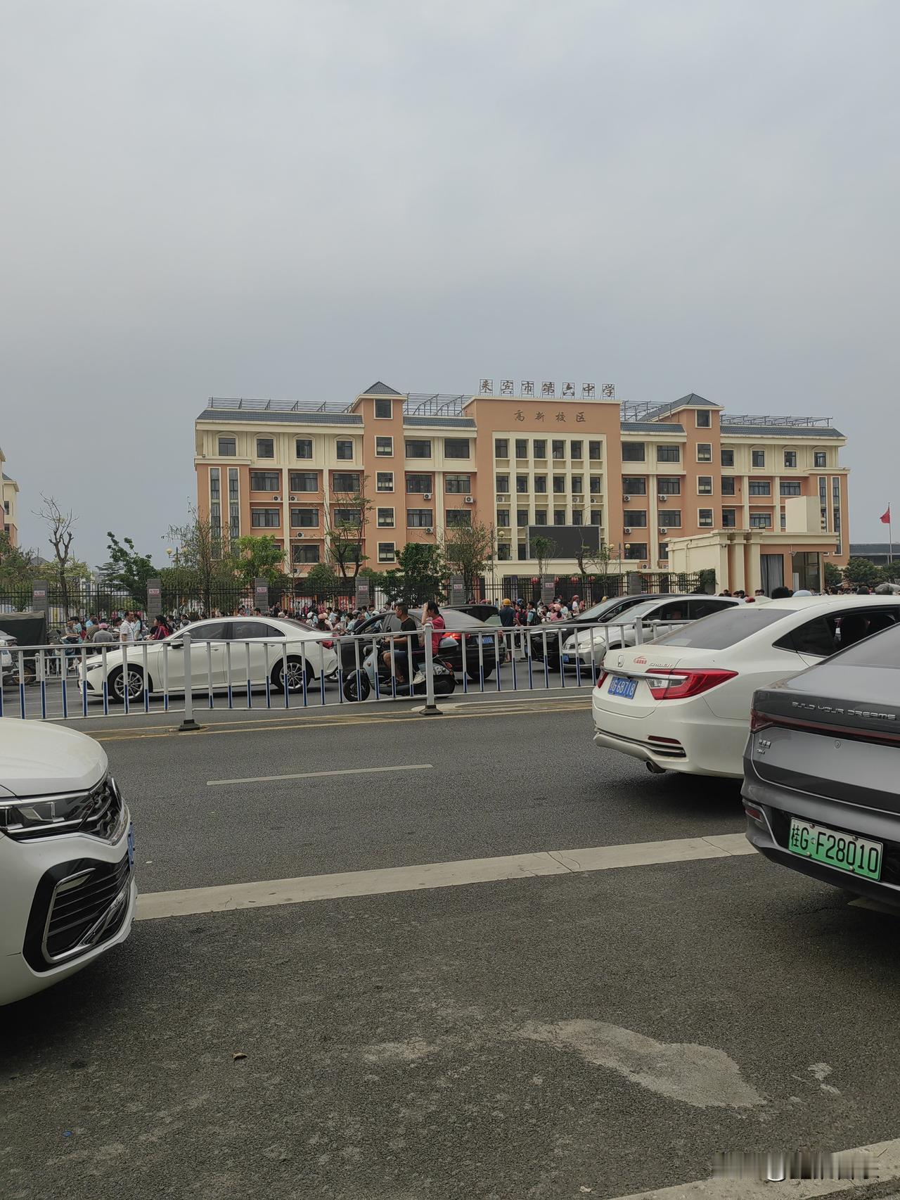 我就纳闷了，征地时可以读祥和和六中本部，征地后就只能读滨江和六中高新校区了。
