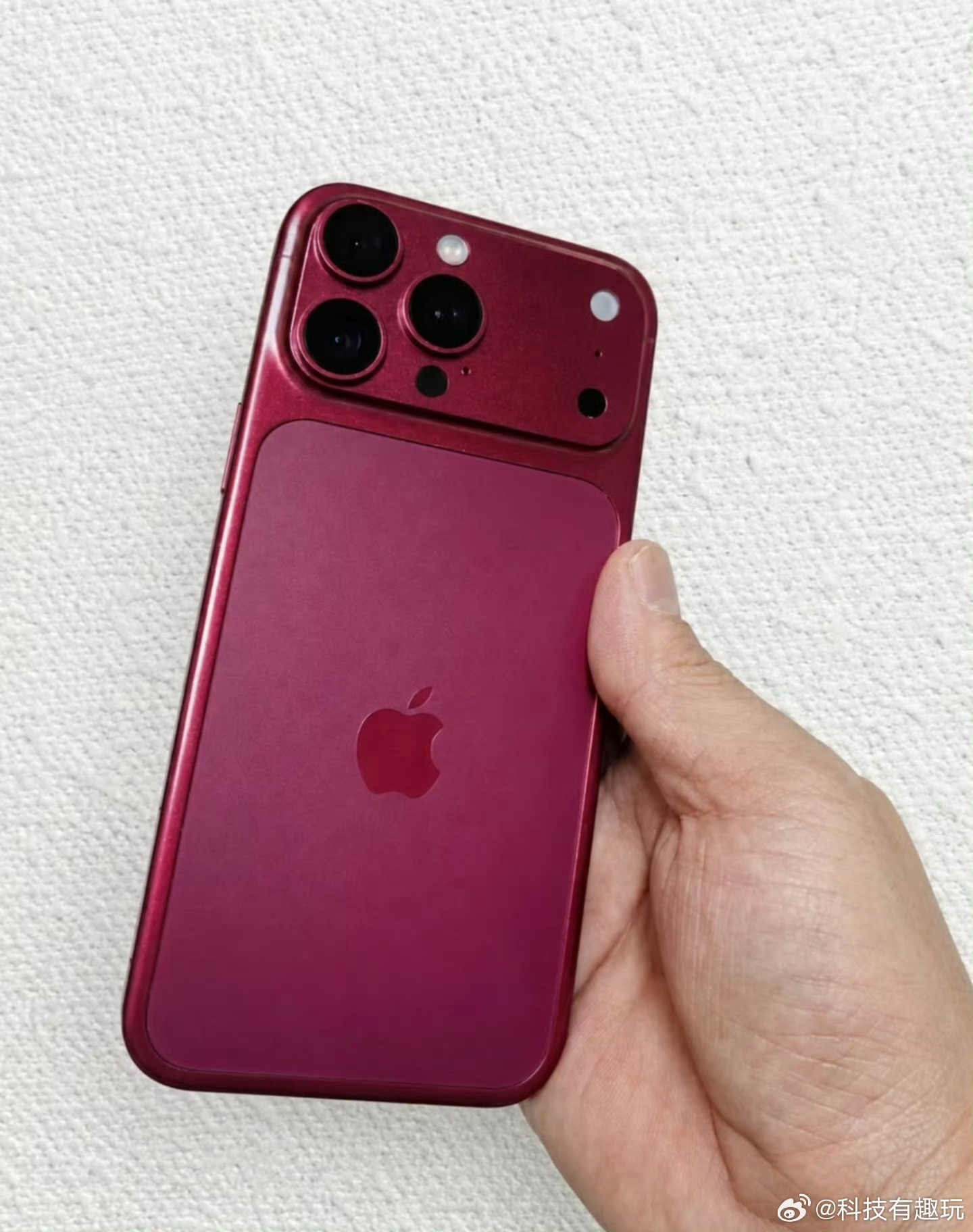 iPhone18ProMax配色要是这个红色也太丑了，我觉得第二个红色好看