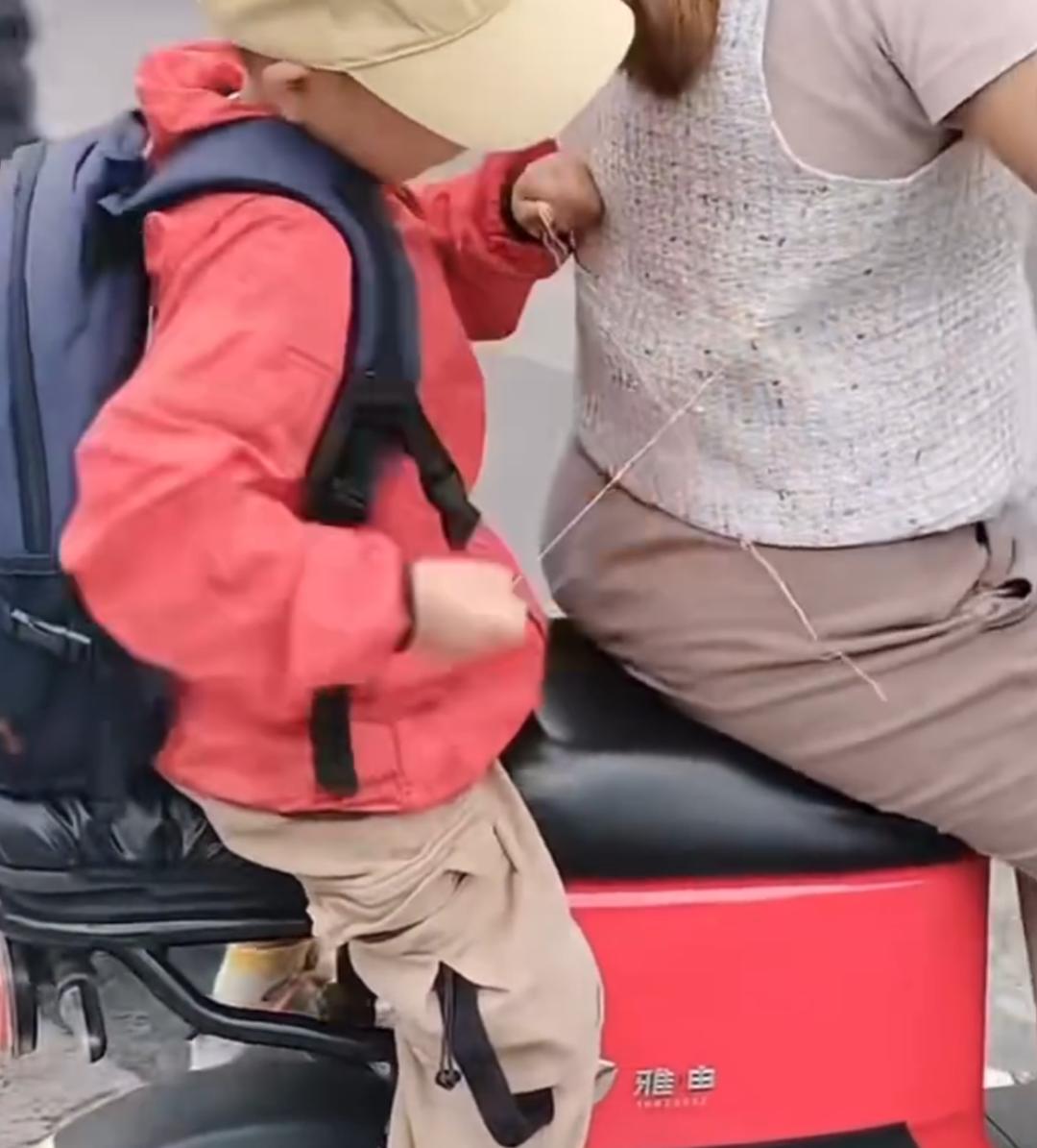 人们都说男孩是七岁八岁万人嫌。这不，把“魔爪”伸向了自己的母亲。
前不久，山东一
