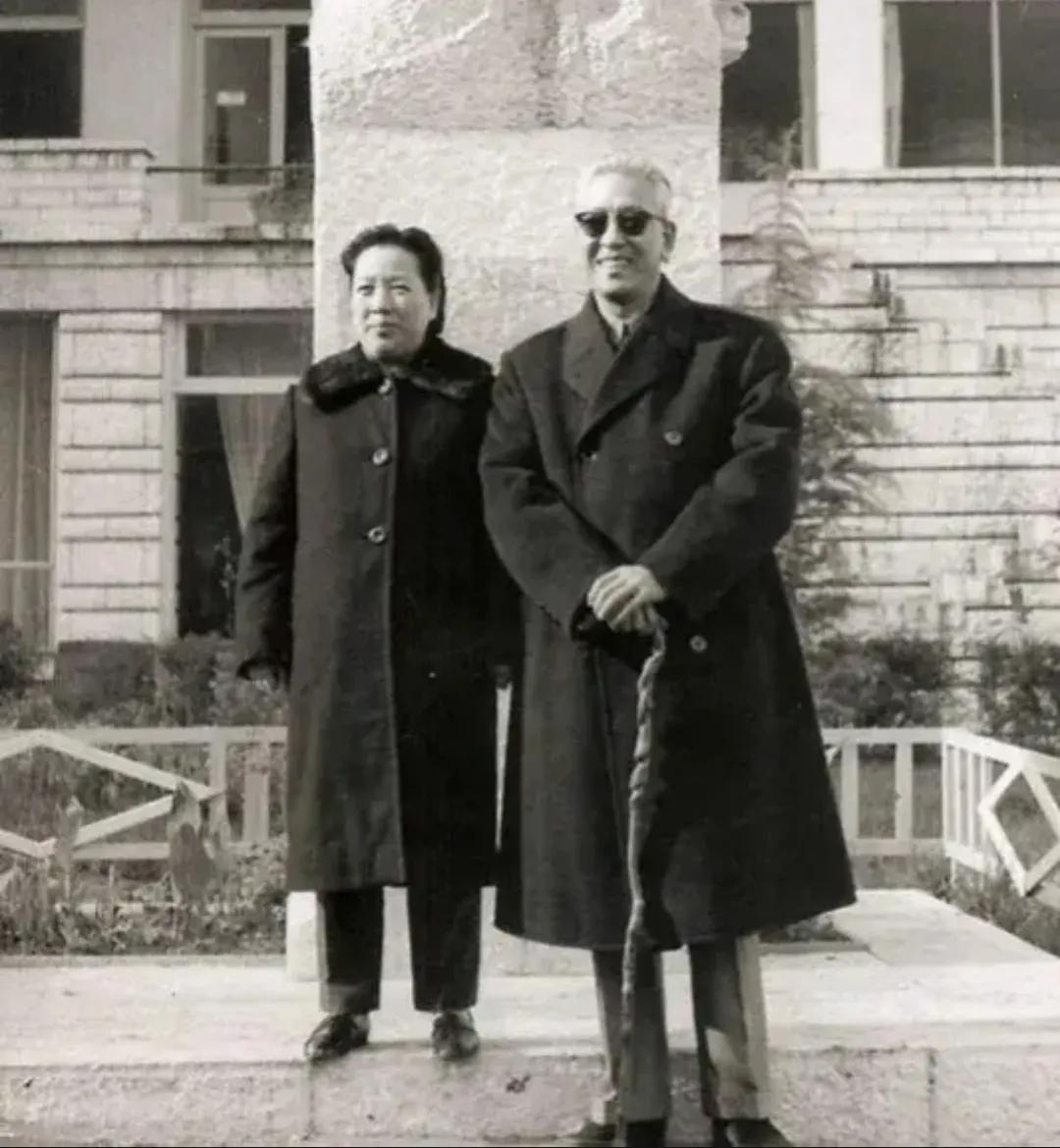 这是90年代，耿飚和妻子赵兰香，一张罕见的留影，照片中的他拄着拐杖，看起来精神矍