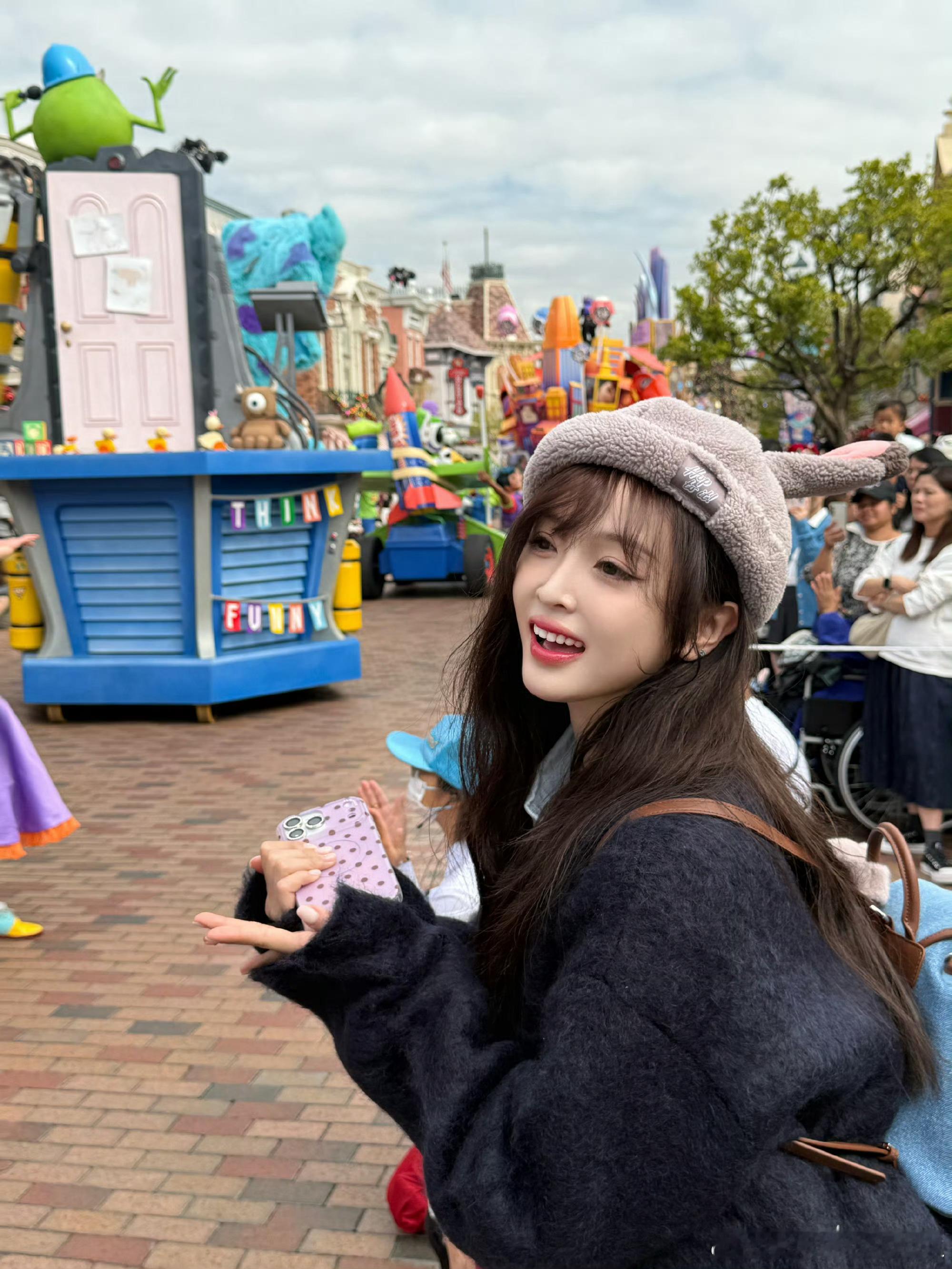 吴宣仪在香港迪士尼随拍，太少女了吧，好美