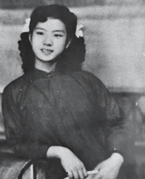 1949年，军统特务毛森抓到了一个交际花小姐，在审讯期间，毛森扒下她的衣服，露出