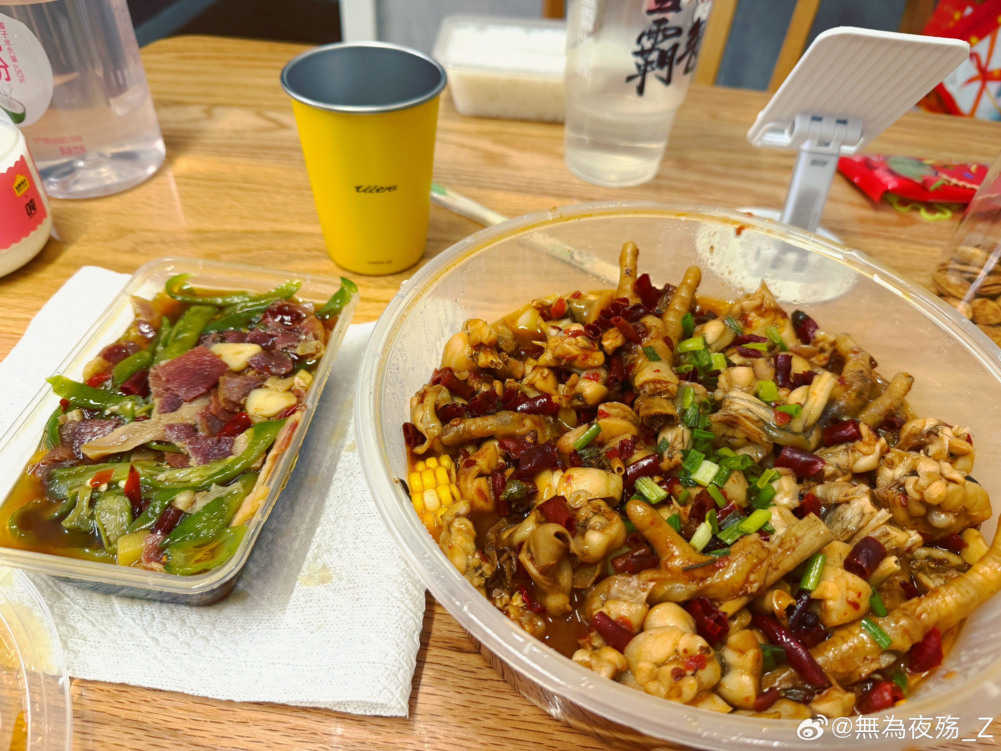 晚上带回来一大份牛蛙煲，再加上辣炒火腿肉  又辣又过瘾！滑嫩的牛蛙，加上浸满汤汁
