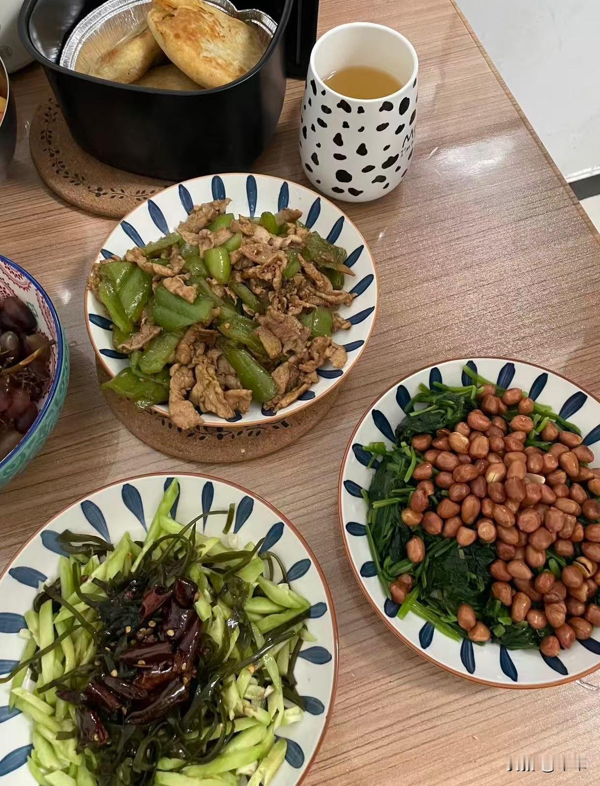 自己做饭的话，根本花不了多少钱！

我退休后几乎不怎么去外边吃饭，只是偶尔去一下